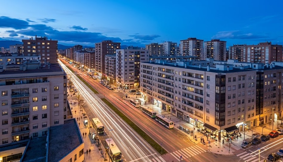 Vista nocturna urbana de las avenidas y bloques de pisos en el barrio de Iturrama, Pamplona